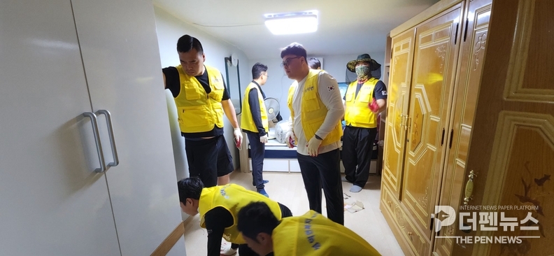 새 가구로 교체된 조손가정의 방 안을 정리 중인 성덕면 복지기동대원들 (사진제공=김제시 성덕면)