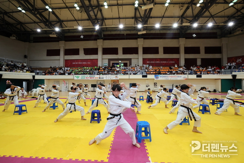 14일 무주국민체육센터에서 열린 ‘2025 무주 태린이 문화페스타’ 체험 행사에서 참가 어린이들이 품새 동작을 따라하고 있다. ⓒ무주군 제공