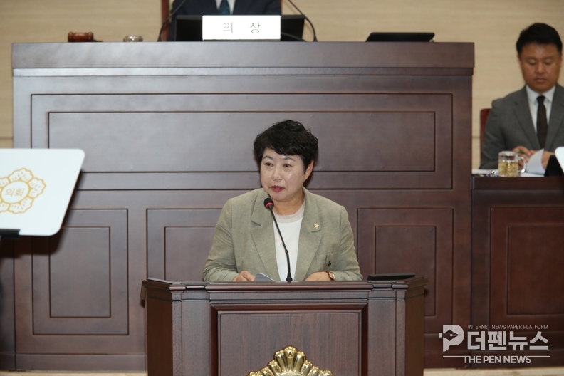 무인교통단속장비 과태료 지방세 전환 촉구 건의안 대표 발의를 하고 있는 익산시의회 정영미 의원(영등2동·삼성동·삼기면)