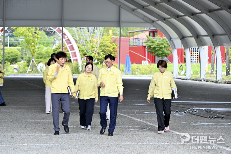 군민과 방문객의 안전한 축제 관람을 위해 현장을 점검 중인 장수군 관계자들.