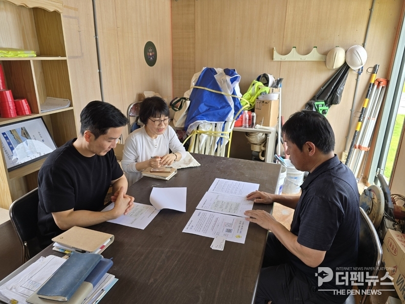 군산시가 시공 중인 공사 현장을 직접 방문해 청렴 컨설팅을 진행하고 있다. 감사담당관과 시민감사관이 함께 점검에 나선 모습. ⓒ군산시 제공