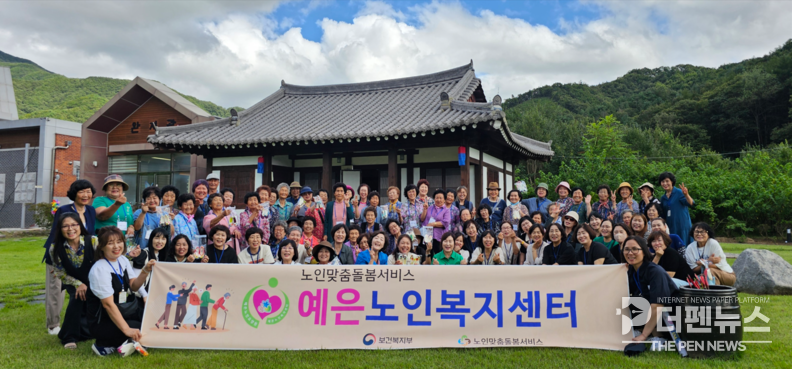 완주 예은노인복지센터가 주관한 전통 한지공예 체험 행사에 참여한 어르신들 ⓒ완주군 제공