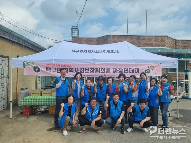 <strong>“따뜻한 마음을 담아”</strong>백구면 지역사회보장협의체 위원들이 옥동마을 경로당에서 ‘짜장면 데이’ 행사를 열어 ⓒ김제시 제공