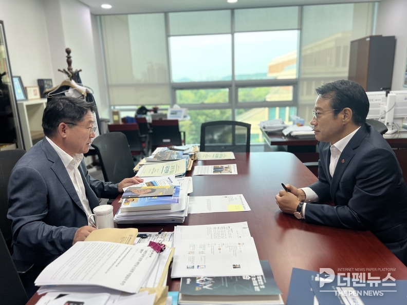 “2026년도 국가예산 확보를 위해 국회를 찾은 최경식 남원시장이 국회의원들과 면담을 갖고 지역 현안 사업의 필요성을 설명하고 있다.”