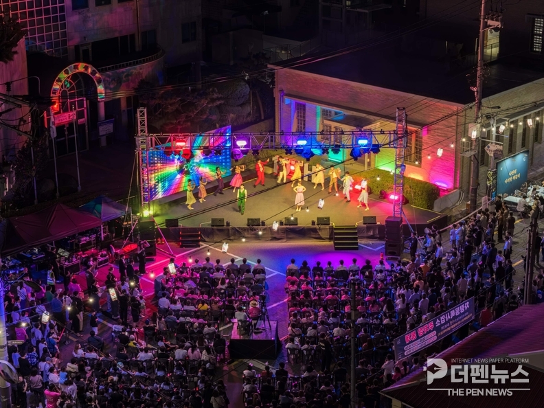 군산 야행을 찾은 관람객들이 미디어아트와 함께한 근대문화유산 공간에서 함께 공연을 관람하고 있다 ©군산시 제공