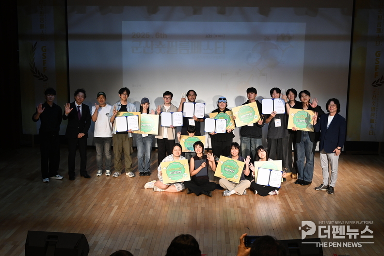 군산시민예술촌 야외공연장에서 열린 제6회 군산 단편영화제에서 관객들이 수상작을 관람하고 있다 ©군산시 제공