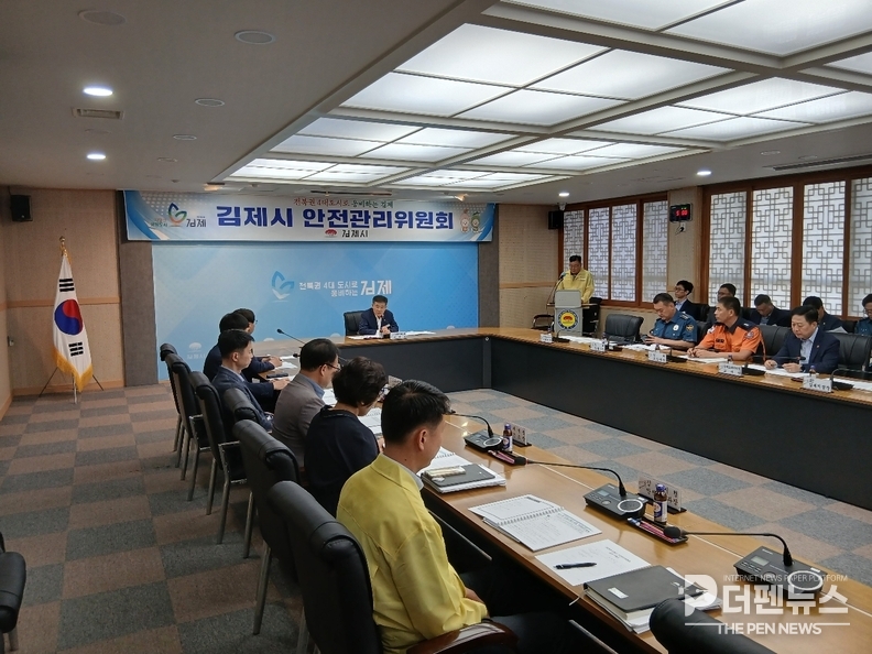 <em>제27회 김제지평선축제 제2차 추진상황 보고회에서 축제 준비 상황을 점검 중인 김희옥 김제시 부시장 ©김제시 제공</em>