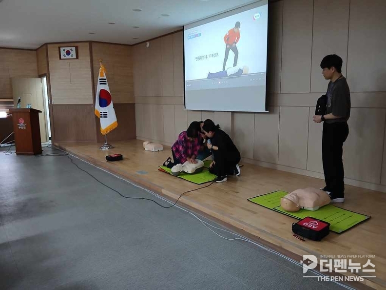<strong>“직접 배워보는 심폐소생술”</strong><br>
부안군 행안면 노인일자리 참여자들이 16일 열린 안전교육에서 자동심장충격기(AED) 사용법을 배우고 있다.