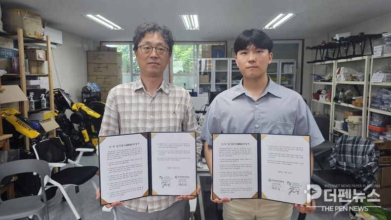 한국게임과학고와 그린코딩(주) 관계자와 AI 기반 발명특허 교육 협력 MOU 체결 후 기념촬영을 하고 있다.