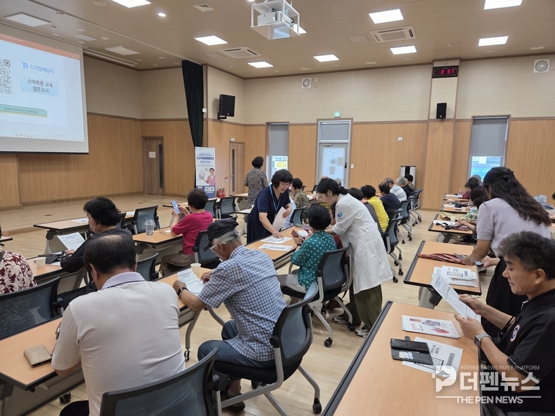 ICT 교육에 참여한 완주군 어르신들이 스마트폰을 활용해 보이스피싱 의심 메시지를 구별하는 실습을 하고 있다.