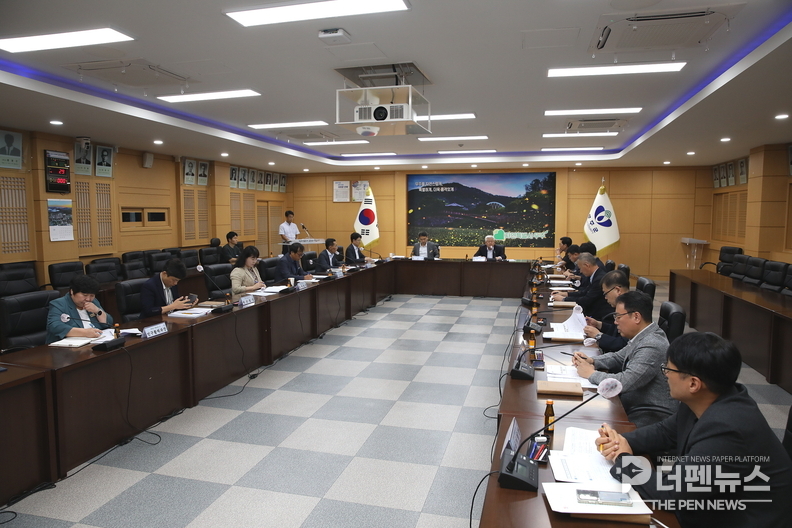 “무주군 농어촌 기본소득 전략회의에서 황인홍 군수와 관계자들이 시범사업 추진 계획을 논의하고 있다.”