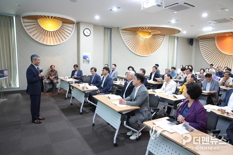 “무주최북미술관에서 열린 ‘연재 송병선과 무계구곡 학술대회’에서 학자와 주민들이 무계구곡의 역사적·문화적 가치에 대해 토론하고 있다.”