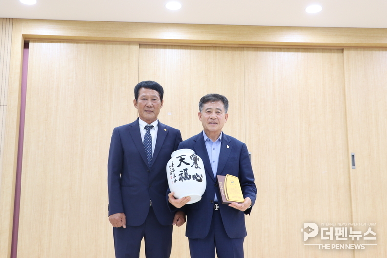 17일 열린 한국새농민회 명예회원 위촉식에서 정성주 김제시장이 전북도지회 한강희 회장으로부터 위촉장을 받고 있다. ⓒ김제시