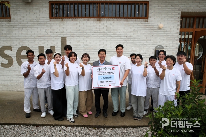 ‘부안 슬지제빵소 김종우 대표와 부안군 권익현 군수가 장학금 및 성금 기탁 후 기념촬영을 하고 있다’