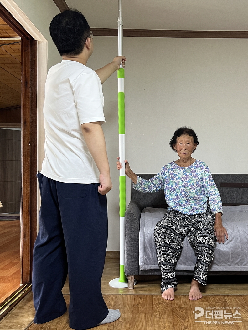 안성면 지역사회보장협의체가 어르신 댁에 안전 손잡이를 설치하고 점검하는 모습”