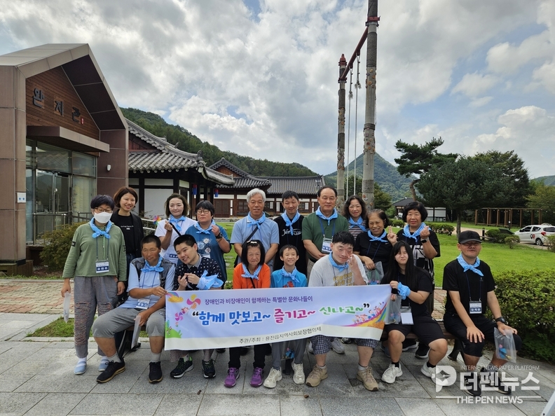 완주군 용진읍이 마련한 문화 나들이에서 발달장애인 참가자들이 전통 공예 체험을 즐기고 있다.