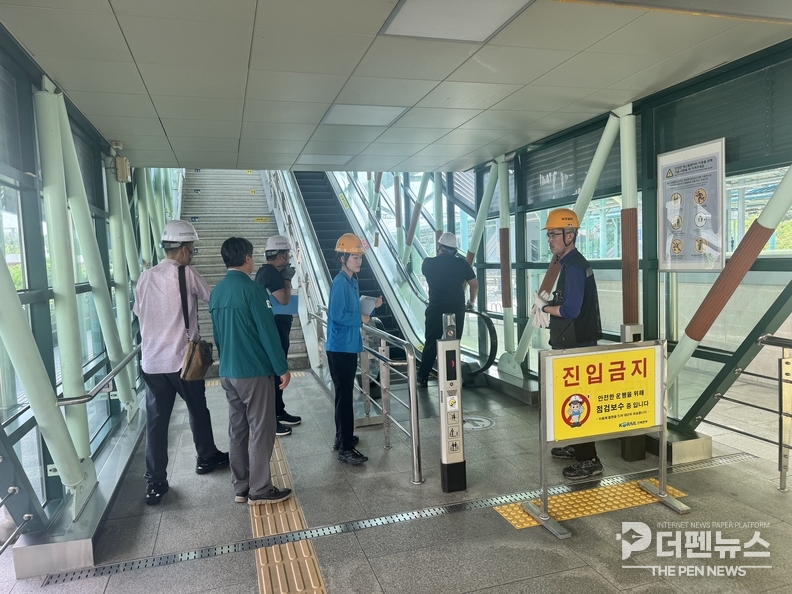 “승강기 안전 이상 무!” — 남원시와 승강기안전공단이 추석 연휴를 앞두고 철도역사 내 승강기를 점검하고 있다.