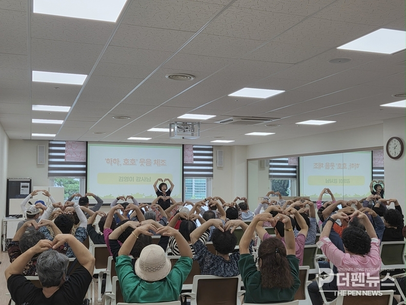 <strong>“웃음꽃 활짝” — 익산시 치매안심센터가 어르신들과 함께 가을운동회를 열고 있다.</strong>