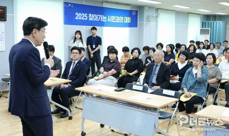우범기 전주시장, 중화산1동 주민들과 ‘찾아가는 시민과의 대화’에서 소통 중인 모습