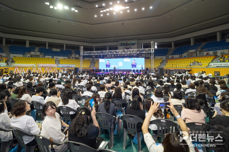<strong>“보육인 한마음대회” — 전북 보육교직원들이 익산 실내체육관에서 열린 한마음대회에 참여해 화합의 시간을 갖고 있다.</strong><br>