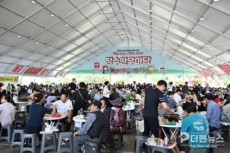 임창정 공연과 함께 화려한 불꽃놀이로 마무리된 제19회 장수한우랑사과랑축제 현장