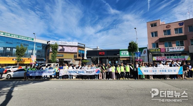김제시 복지환경국 직원들과 사회단체 회원들이 김제종합버스터미널 사거리 일대에서 ‘대한민국 새단장 캠페인’ 일환으로 환경정화 활동을 벌이고 있다. (사진 제공=김제시)