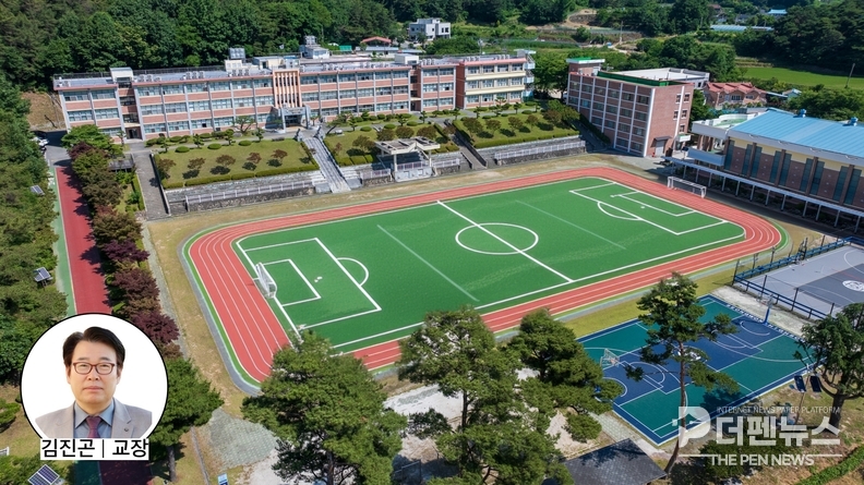 성원고등학교가 개교 50주년을 맞아 교내 체육관에서 기념식을 열고, 교직원·동문·재학생이 함께 축하하고 있다.