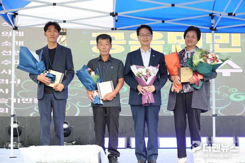 공음중학교 운동장에서 열린 ‘제29회 공음면민축제’에 주민들이 참여해 안전하고 즐거운 시간을 보내고 있다.