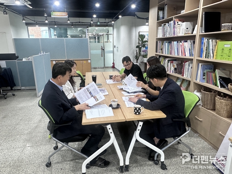 고창군과 고창문화관광재단이 청년친화도시 지정을 위해 사업계획을 논의하며 협력 방안을 모색하고 있다.