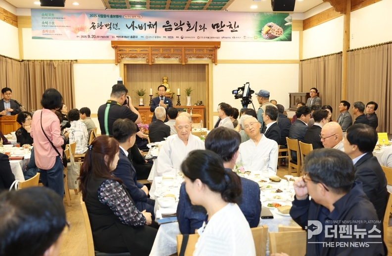 완주 송광사 경내에서 열린 ‘송광백련 나비채 음악회’에서 오케스트라와 클래식 아티스트들이 깊은 울림을 전하고 있다. (사진제공=완주군)