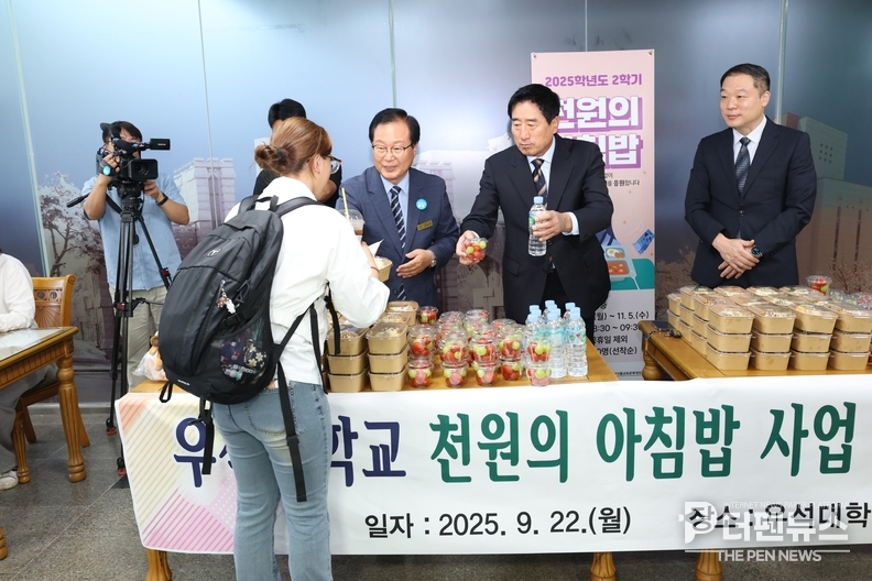 유희태 완주군수와 박노준 우석대 총장이 ‘천 원의 아침밥’ 하반기 첫날 행사에서 대학생에게 직접 식사를 전달하며 격려하고 있다. (사진제공=완주군)