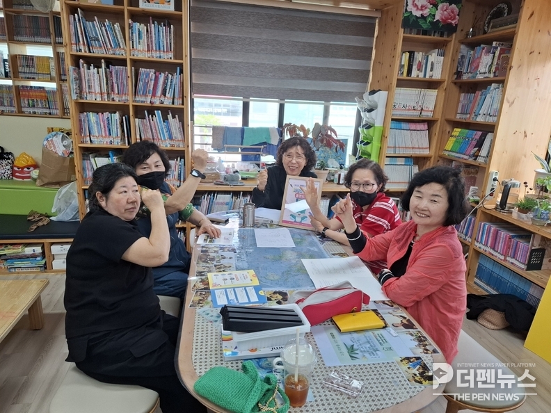 <em>‘100세 시니어 보드게임 대회’ 참가자들이 루미큐브 경기에 집중하고 있다.</em>