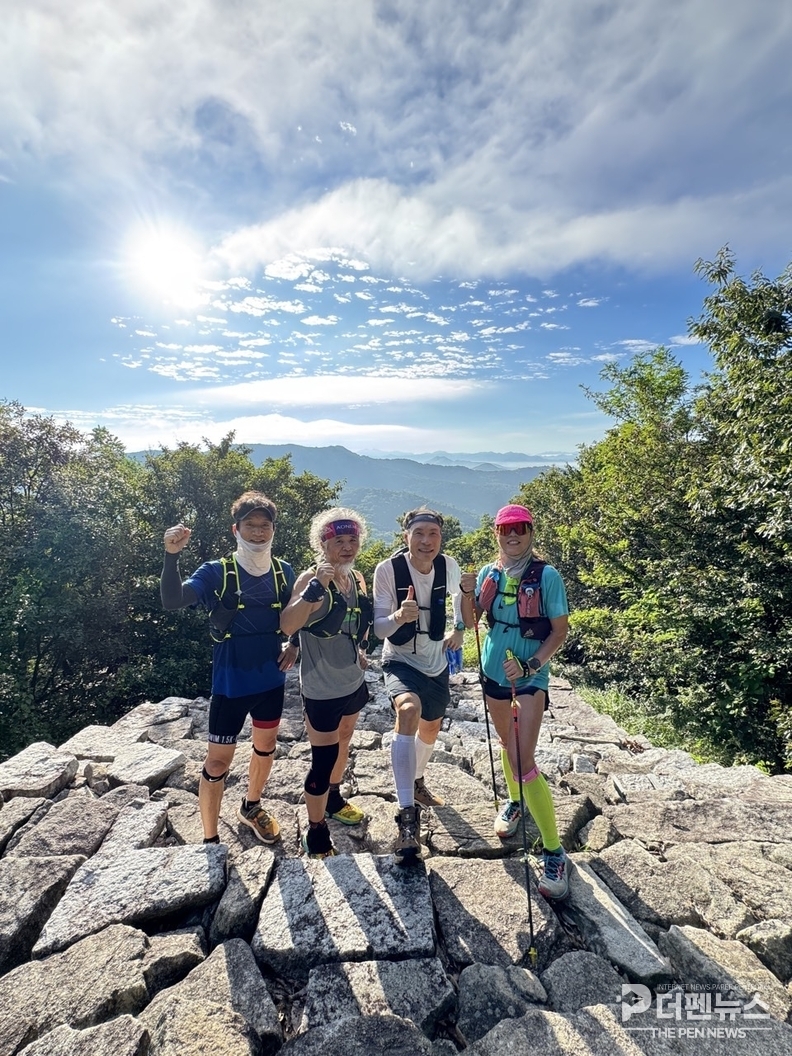 <em>참가자들이 미륵산 숲길을 달리며 백제 유산의 정취를 만끽하고 있다. </em>