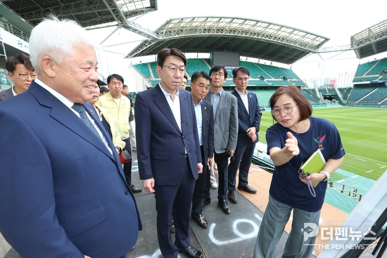<strong>“세계인의 축제, 빈틈없이 준비 완료” 전주시장과 조직위원장이 전주드론축구월드컵 현장을 점검하고 있다. (전주시 제공)</strong>