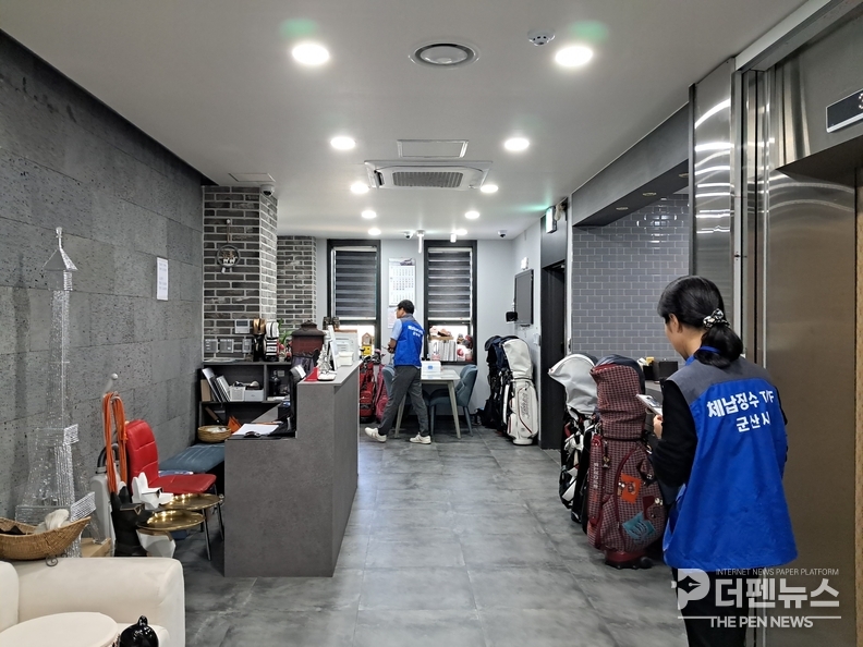 <em>군산시 세무과 징수전담팀이 고액·상습 체납자의 가택을 수색하며 동산 압류를 진행하고 있다. 시는 체납 지방세 징수를 위해 은닉재산 추적, 공매, 차량 압류 등 강력한 행정조치에 나서고 있다. ⓒ군산시 제공</em>
