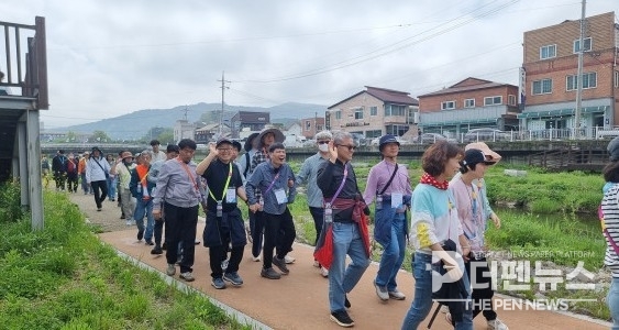 “장애인과 비장애인이 함께 걸으며 소통한 ‘싸목싸목 걷기’ 캠페인 모습”
