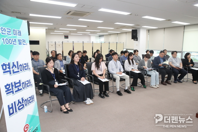 부안군청 대회의실에서 열린 ‘2026년 신규시책 및 국가예산 발굴 보고회’에서 관계자들이 전략사업 제안에 대해 발표하고 있다. ⓒ부안군 제공