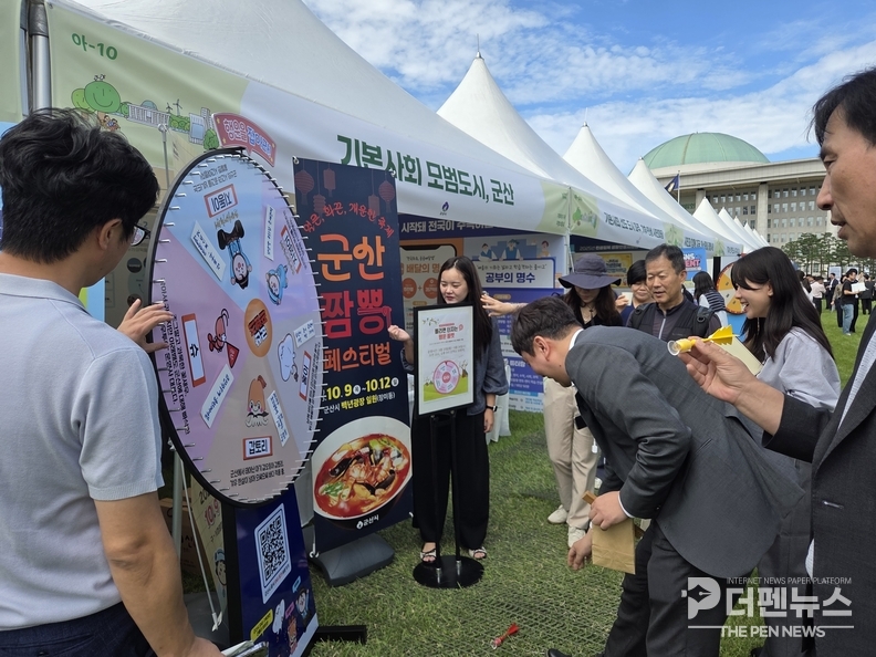 서울 국회에서 열린 ‘2025 대한민국 입법박람회’ 군산시 홍보부스를 찾아 시민 중심 정책 성과를 설명하고 있다. 군산시는 ‘기본사회 실현’을 주제로 다양한 체감형 정책을 소개하며 주목을 받았다. ⓒ군산시 제공