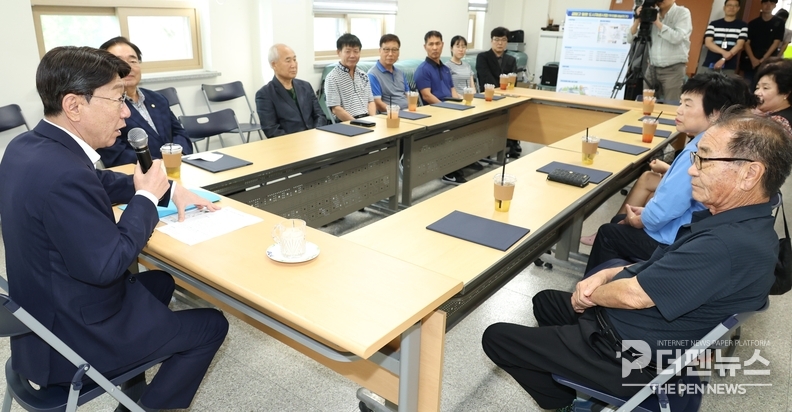 "우범기 전주시장, 앞금암 거북바우마을 주민들과 도시재생 간담회 진행 모습"