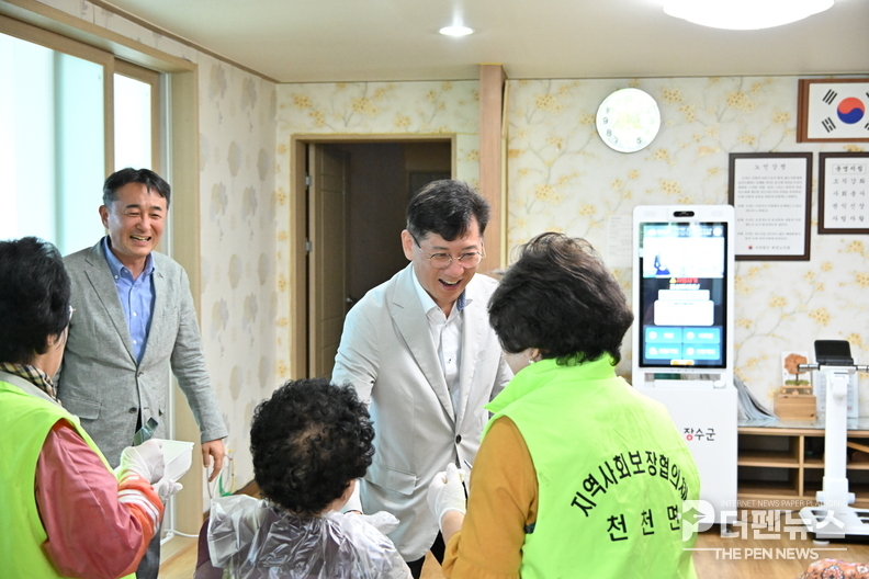 “명절 맞아 시설 이용자들과 따뜻한 인사를 나누는 최훈식 장수군수”