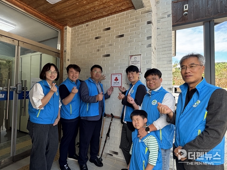 “착한가게로 신규 가입한 텃밭쌈밥식당과 고창효사랑주간보호센터 관계자들이 기념촬영을 하고 있다”