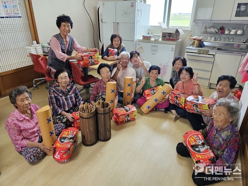 “김제제일사회복지관 관계자들이 진봉면 마을에서 전통 윷놀이와 떡메치기 체험을 진행하며 주민들과 소통하고 있다”