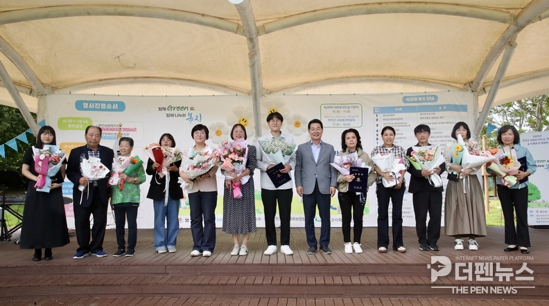 “제26회 사회복지의 날 기념 부안군 복지박람회에서 시민들이 다양한 복지 프로그램을 체험하고 있다”