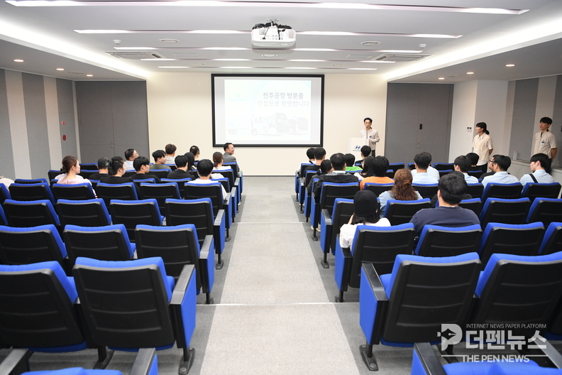 <strong>“생산라인 직접 보니 취업 자신감도 쑥쑥”</strong> 현대자동차 전주공장을 견학 중인 청년들이 차량 제조 공정을 살펴보며 직무 이해도를 높였다.