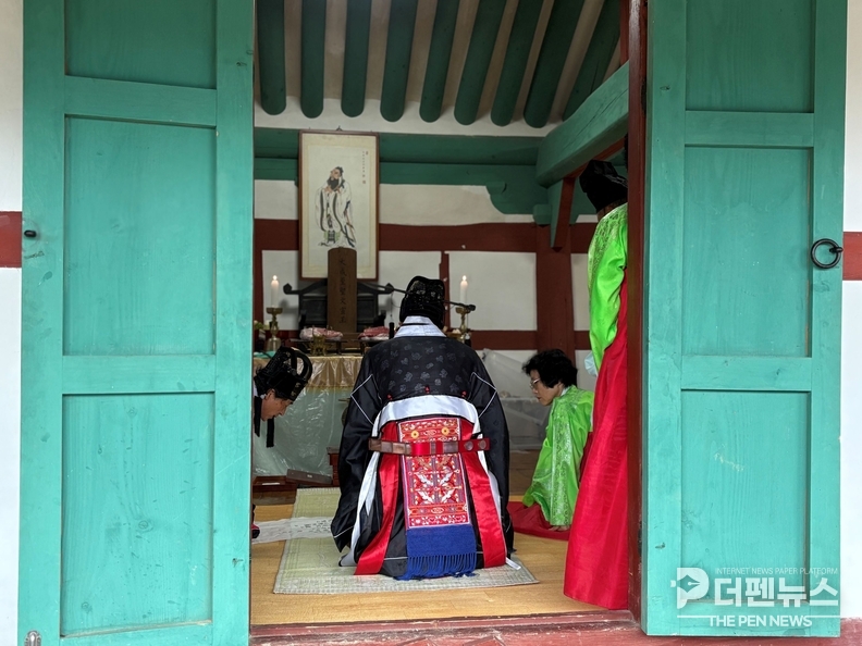 부안향교 대성전에서 열린 2025년 문묘석전대제 추계 향사 모습. 정화영 부안군 부군수와 유림들이 전통 제례를 엄숙히 봉행하고 있다. ⓒ부안향교 제공