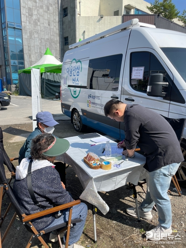부안군 ‘찾아가는 마음안심카페’ 현장 모습. 군민들이 무인 정신건강검진기를 체험하며 자신의 정신건강 상태를 점검하고 있다. ⓒ부안군정신건강복지센터 제공