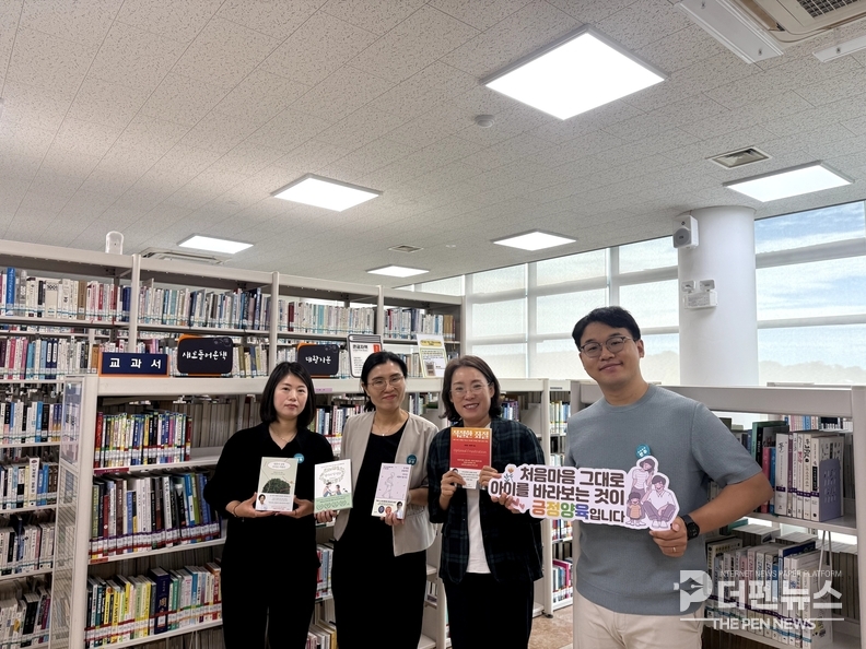 완주군이 가정위탁아동 가정을 대상으로 양육 역량 강화를 위한 도서 지원 사업을 추진한다. 사진은 도서 선정 작업을 진행 중인 완주군 관계자들의 모습. ⓒ완주군 제공