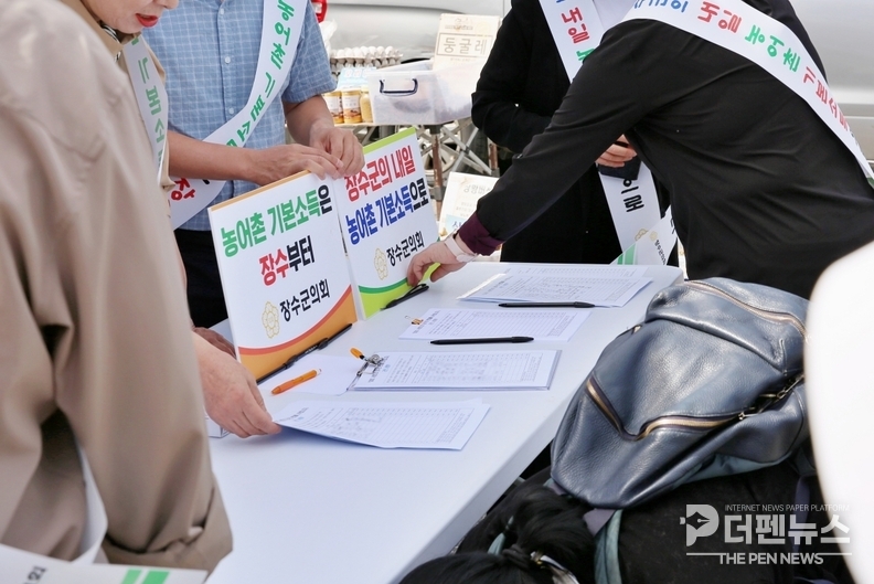 최한주 의장(가운데)과 장수군의회 의원들이 장수시장 일대에서 농어촌 기본소득 시범사업 선정 촉구를 위한 서명운동과 홍보 캠페인을 진행하고 있다. ⓒ장수군의회 제공