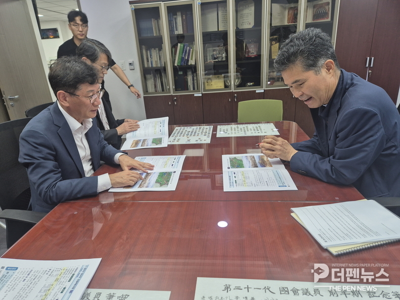 최훈식 장수군수가 국회를 방문해 국회를 방문해 한병도 예결위원장, 이원택 농해수위 간사, 안호영 환노위원장 등과 만나 지역 주요 현안과 국가예산 반영 필요성을 설명하고 있다. ⓒ장수군 제공