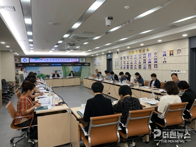 ‘제52회 고창모양성제 1차 추진상황보고회에서 김영식 부군수와 관계자들이 축제 준비 상황을 점검하고 있다.’